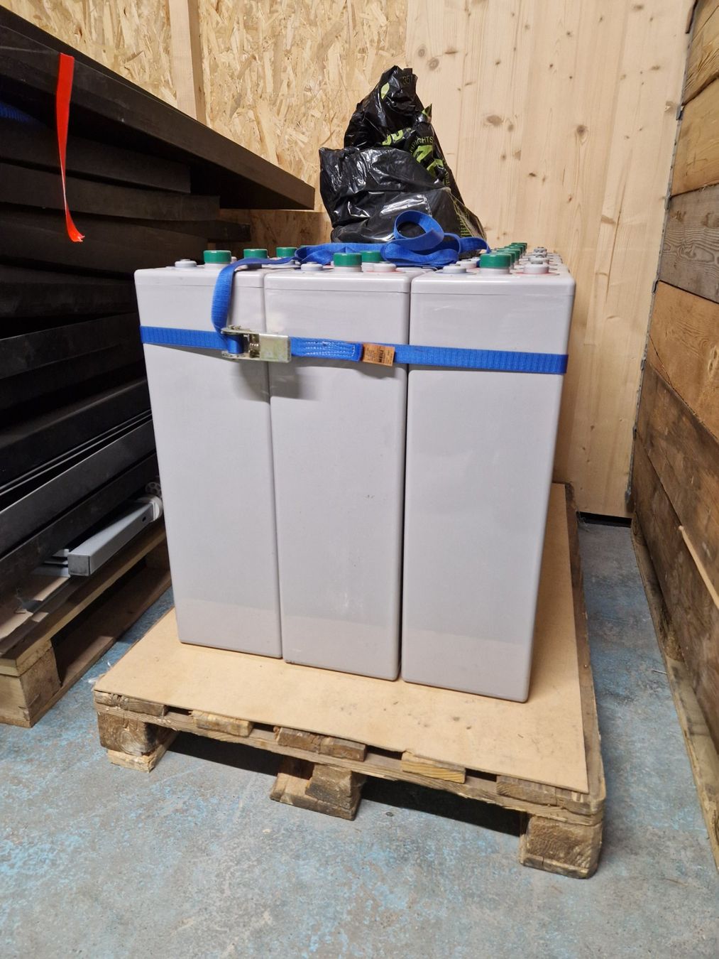 Akkus & Batterien: Bleibatterie Solar 12V OpzV 750Ah – Gebraucht aus Biglen von Trends