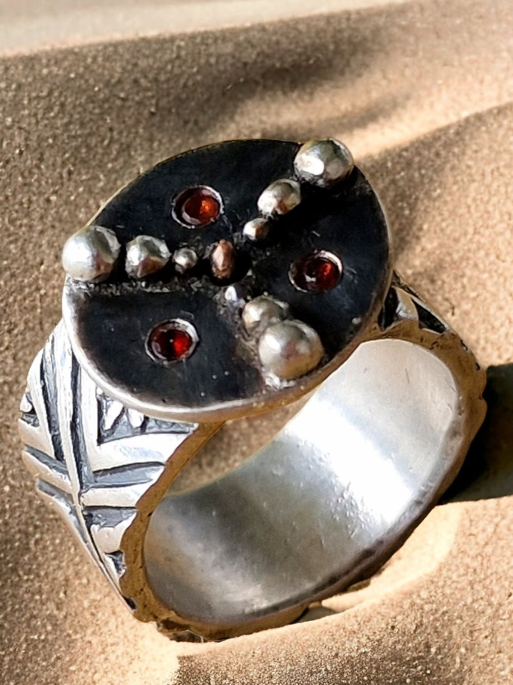 Anelli: Spinner-Ring, Silber & Granat, drehende Scheibe, Gr. 53 – Nuovo e nell'imballaggio originale da Aarau venduto da Schmuckhoehle_MD 2