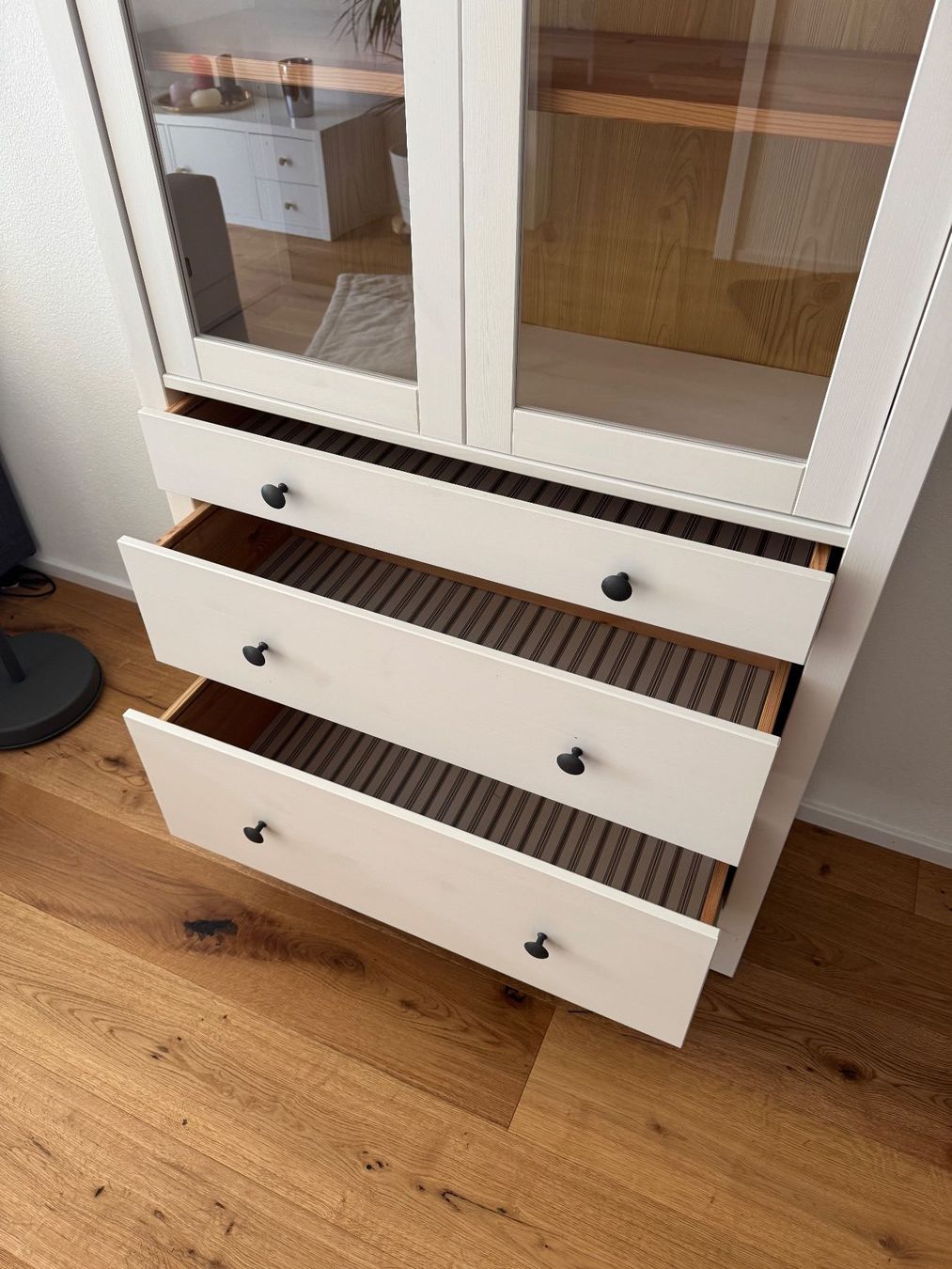 Ikea Vitrinen: Vitrine mit 3 Schubladen, weiss (Hemnes) – Gebraucht aus Frutigen von homefrutigen 1