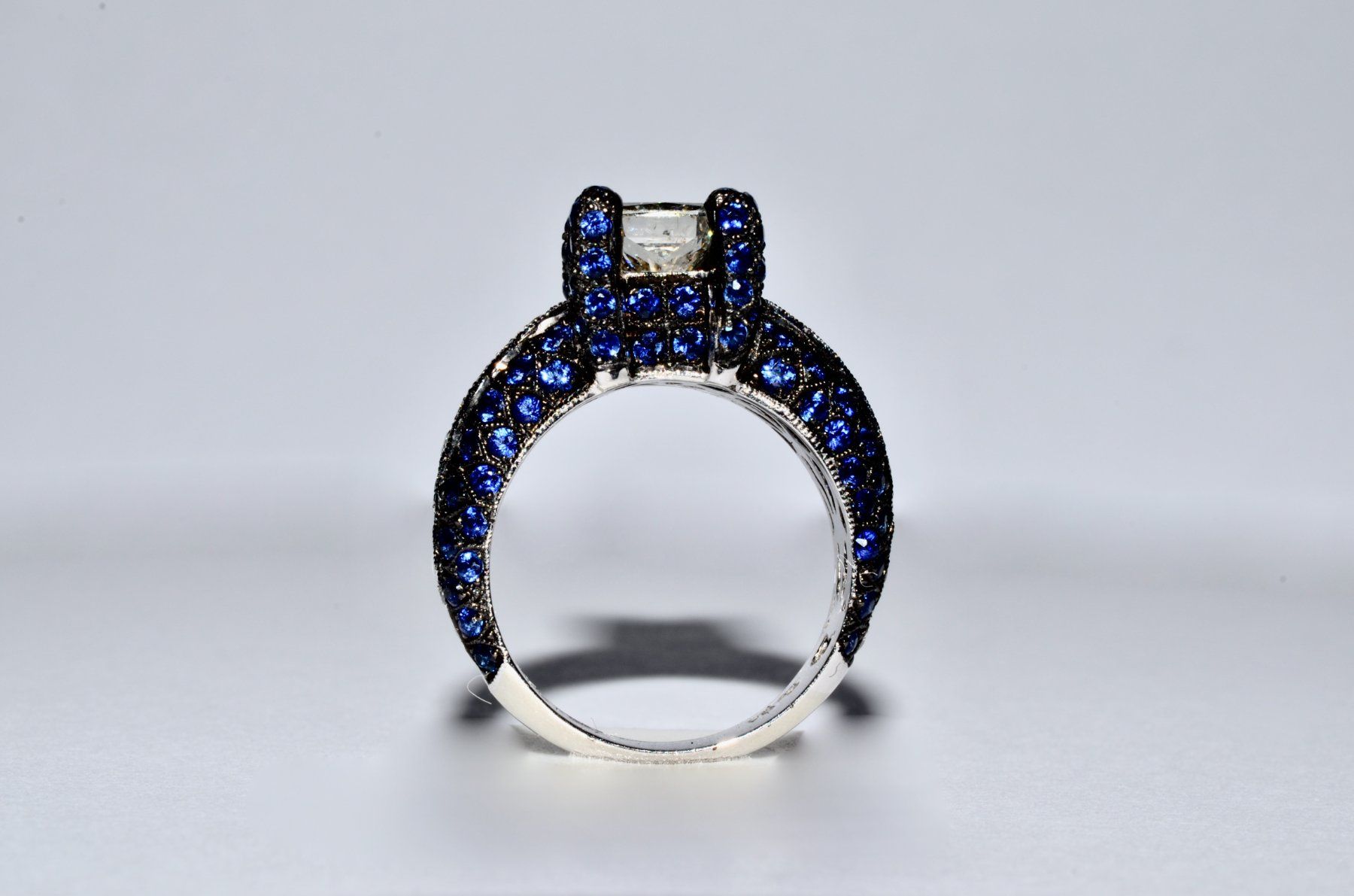 Anelli: Ring mit blauem Saphir und Diamanten, 1990. – Usato da Meilen venduto da glenbeigh 1