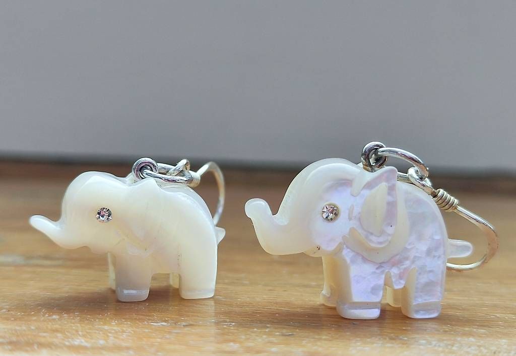 Orecchini pendenti & Orecchini a lobo: Ohrringe Elefant aus Perlmutt mit 925er Silber – Nuovo e nell'imballaggio originale da Ebnat-Kappel venduto da Zearara 1