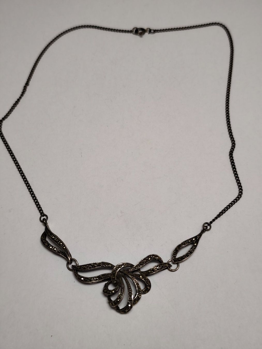 Catenine: Vintage Silber Collier mit Markasit Schleifen-Design #A8 – Usato da Châtelaine venduto da Tropic.Watch2 1