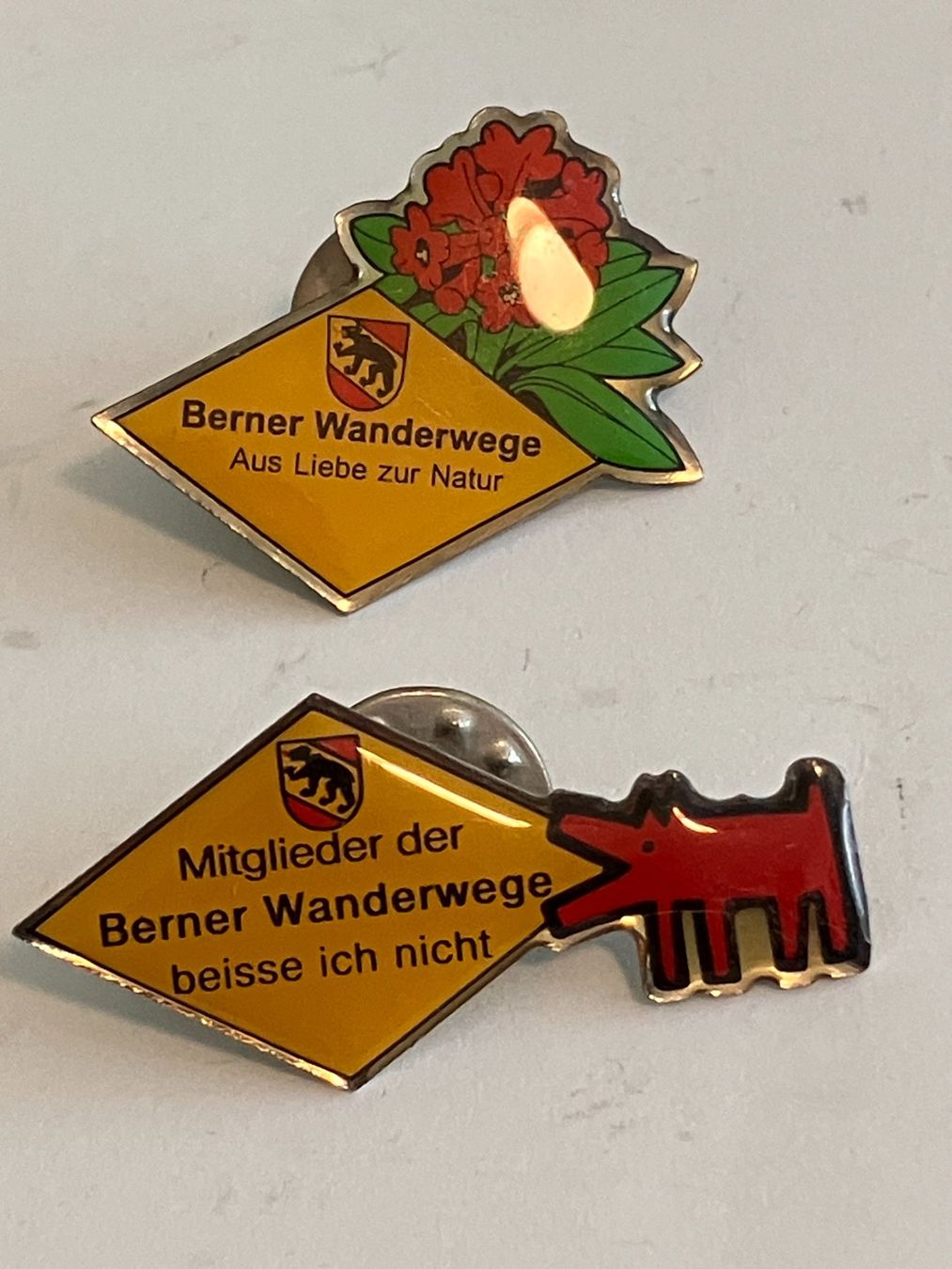 Placchette & Badge: 2 Pin Berner Wanderwege – Usato da Basel venduto da djwwpp