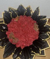 Grosser Rosenstrauss mit Schmetterlingen, rot/schwarz!