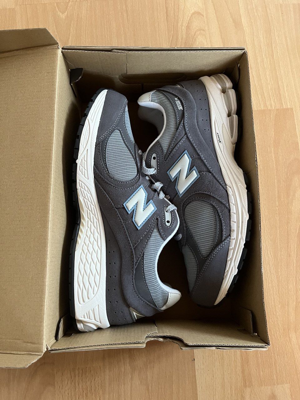 New Balance Scarpe da uomo: Chaussures New Balance 2002 R – Nuovo e nell'imballaggio originale da Chézard-St-Martin venduto da myk_5nbp 3