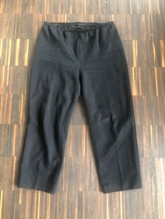 Schwarze Freizeithose, Kurzgrösse 24