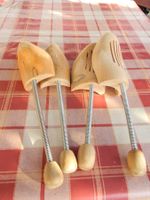 2 paires d'embauchoirs en bois no.4 (T.42)