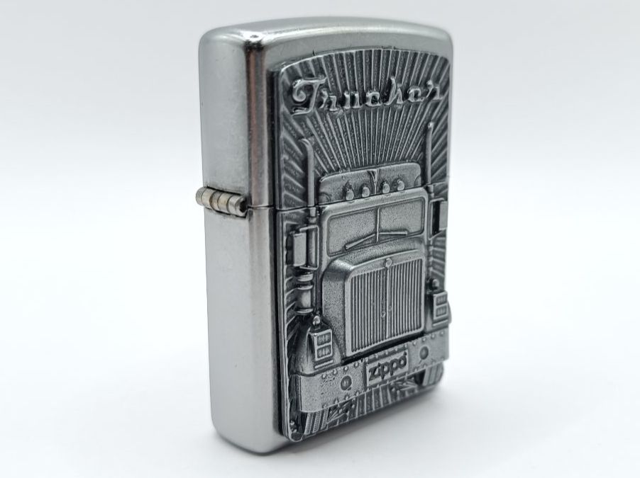 Zippo Accendini: ZIPPO Trucker Emblem 2003977 Feuerzeug – Nuovo e nell'imballaggio originale da Ennenda venduto da Benzinflamme 1