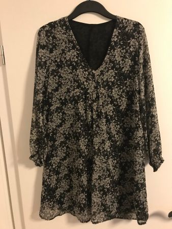 kurzes luftiges Kleid mit Blumenmuster