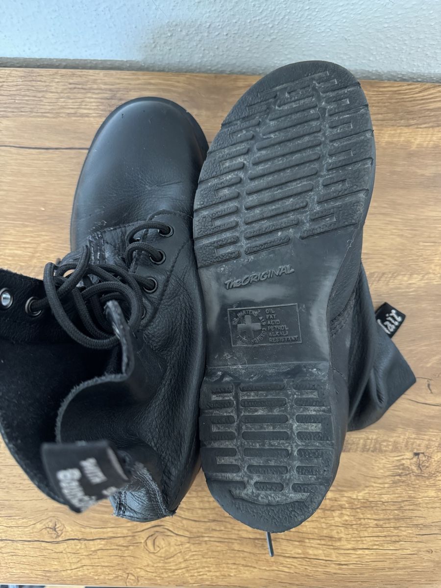 Dr. Martens Chaussures femmes: Dr. Martens, Modèle 1460 Pascal Mono, Noir, Taille 41. – D'occasion à Brügg BE par Goob 4