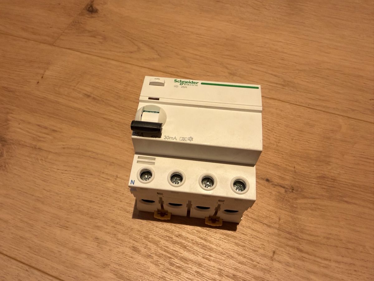 Schneider Composants électroniques: FI Schneider 30mA RCD 3-Phasen – D'occasion à Ettenhausen TG par 7haus2011
