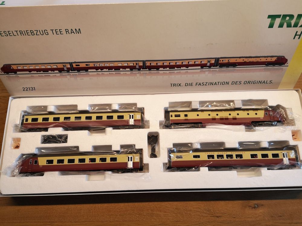 Trix H0 - 22131 - Convoi - Unité multiple diesel 4 pièces TEE