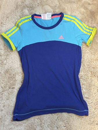 Farbiges Adidas Sport-Shirt