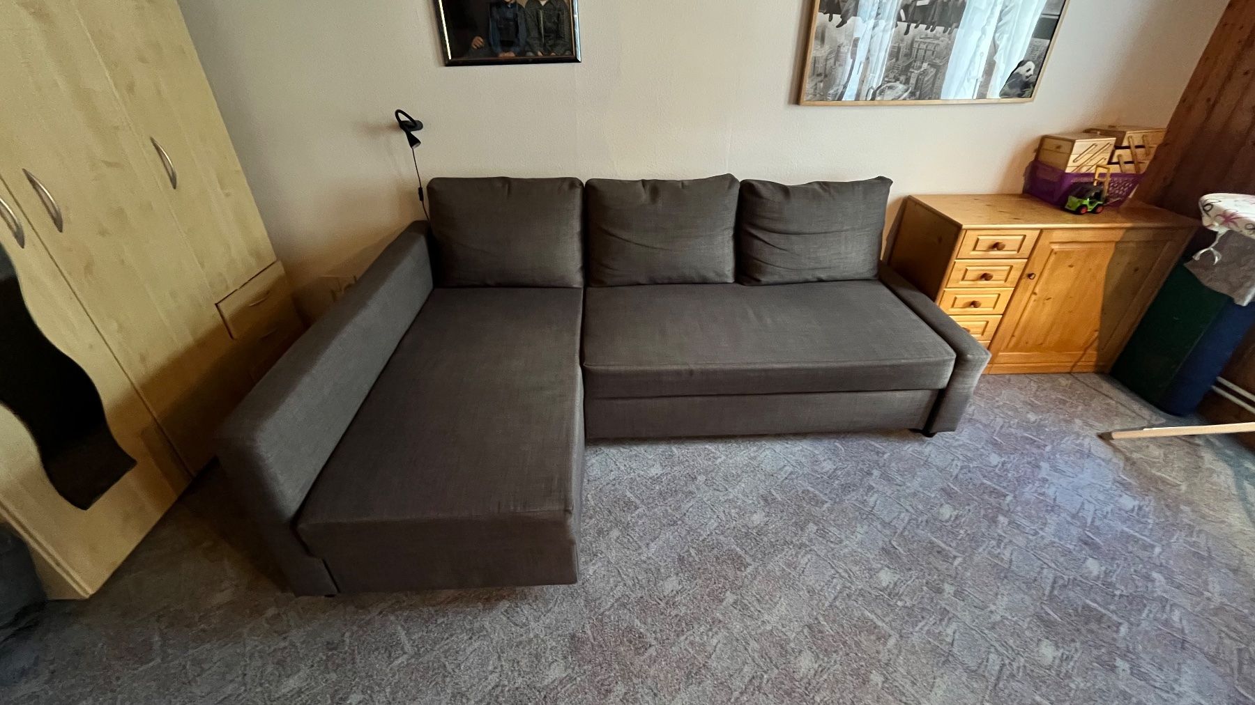 Ikea Divani: Ecksofa mit Bettfunktion und Stauraum dunkelgrau – Usato da Bönigen venduto da waremama