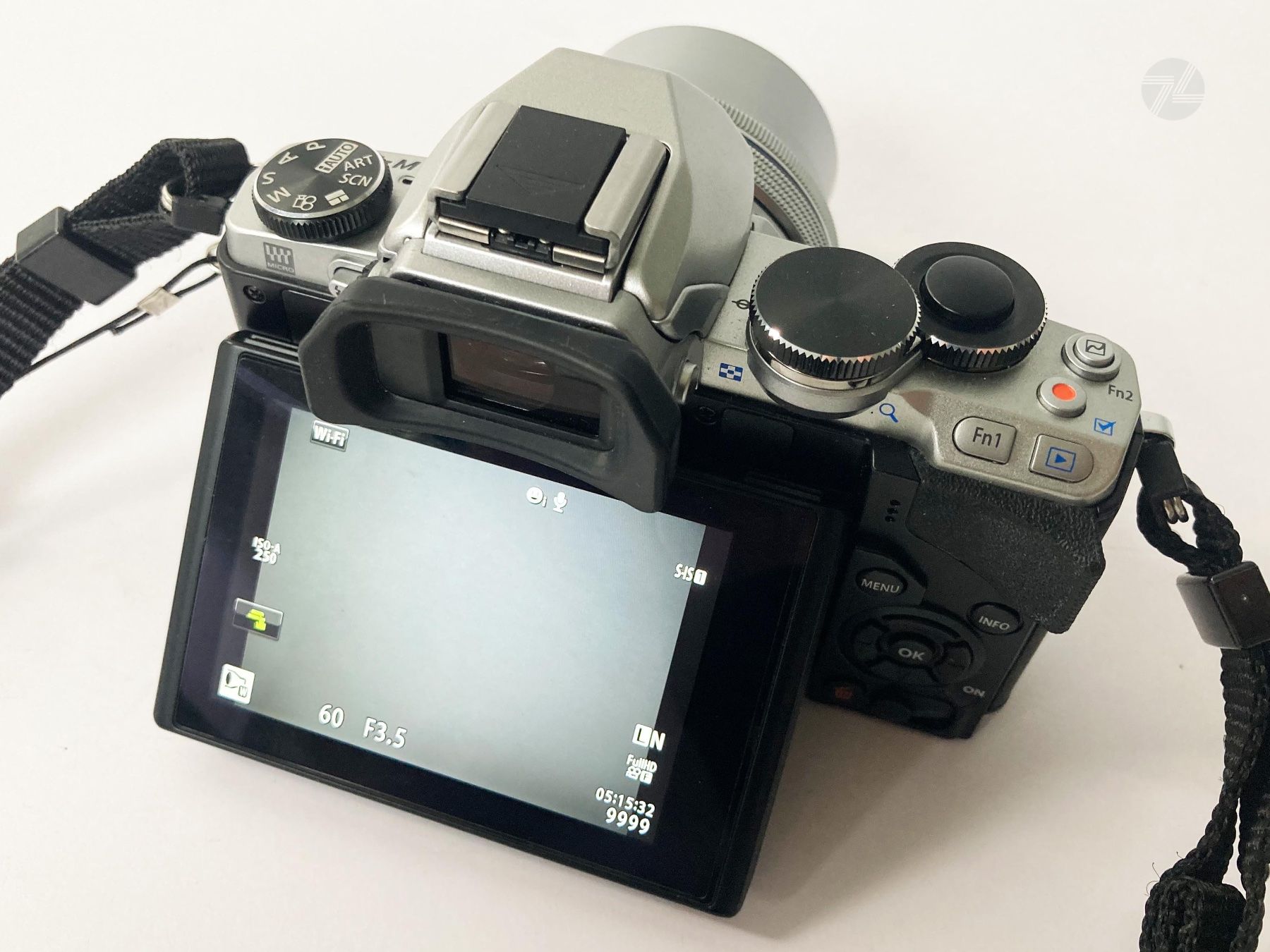 Olympus Fotocamera: Olympus OM-D E-M10 Systemkamera Digitalkamera + Zubehör – Usato da Wetzikon ZH venduto da cyan74 5
