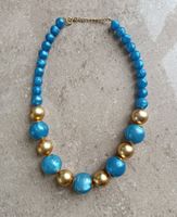 Halskette mit blauen und goldigen Kugeln – Modeschmuck