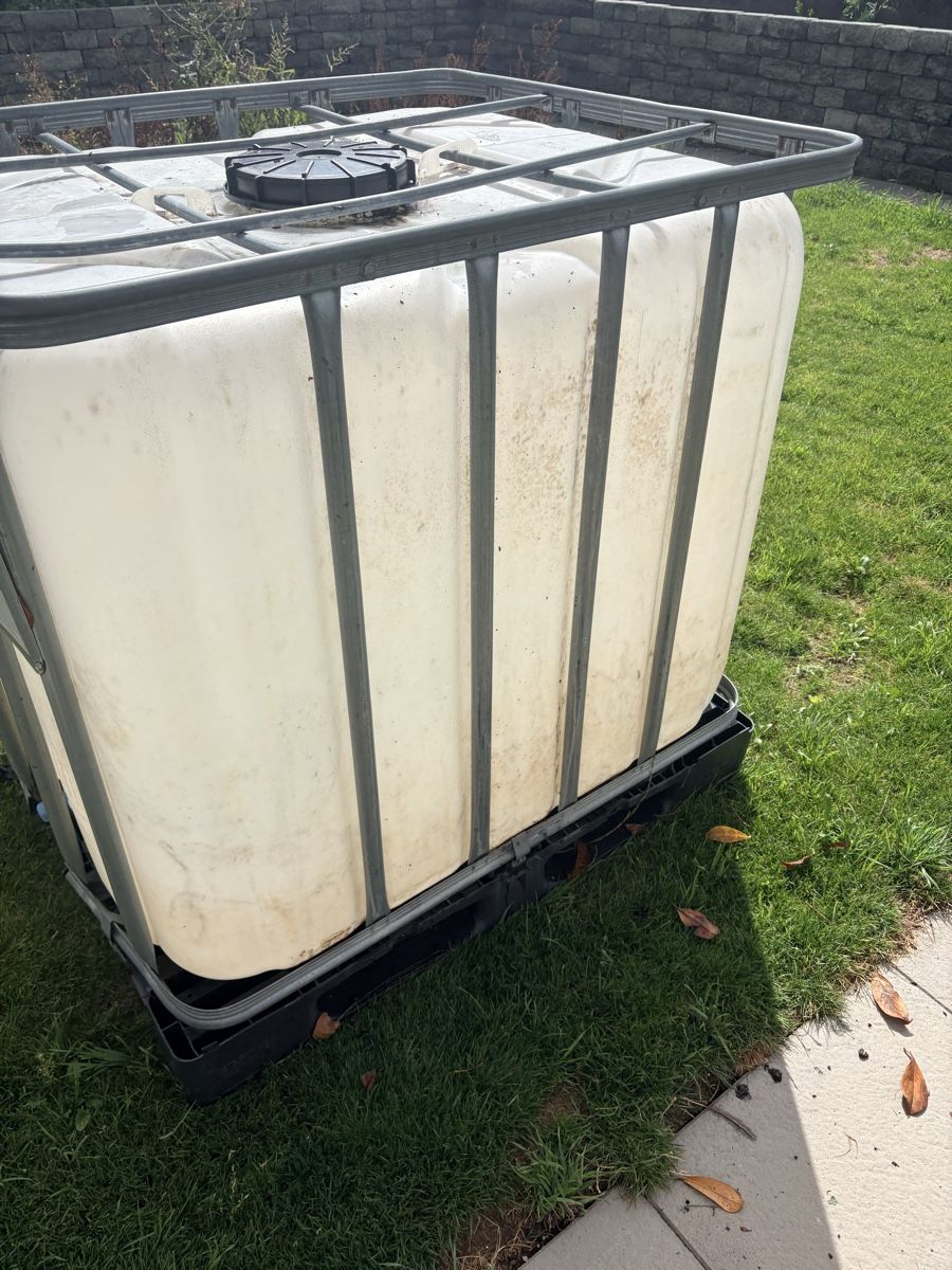 Abbeveratoi e trogoli: Wassertank 1000 Liter – Usato da Hombrechtikon venduto da Bruenel 3