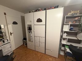 Grosser Kleiderschrank weiss/grau mit Spiegel, Regalen & Sch