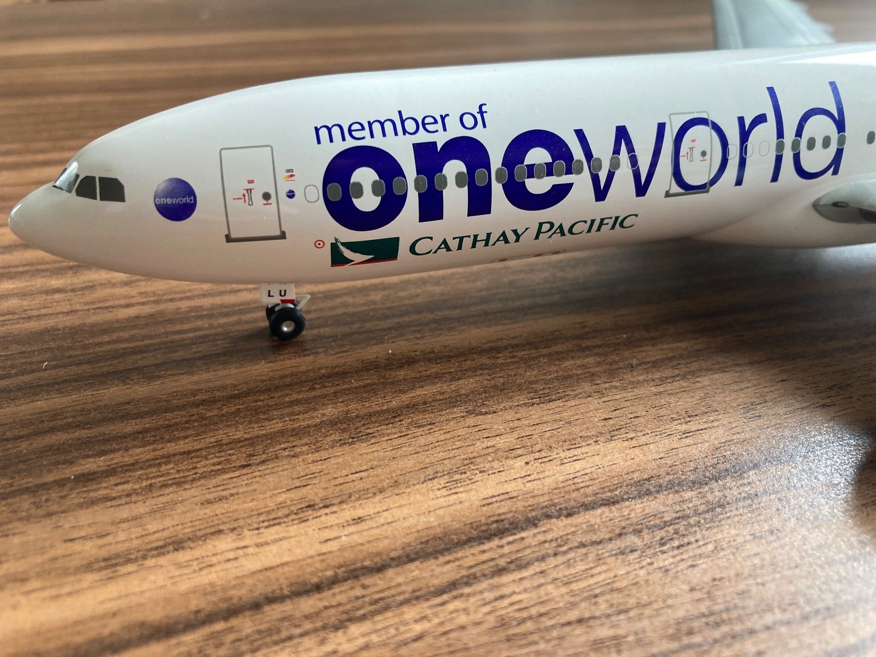 Airbus Kit di modellismo & Modellini statici: Cathay Pacific Airbus A330 Oneworld 1:200 – Usato da Bassersdorf venduto da SWISS77W 1