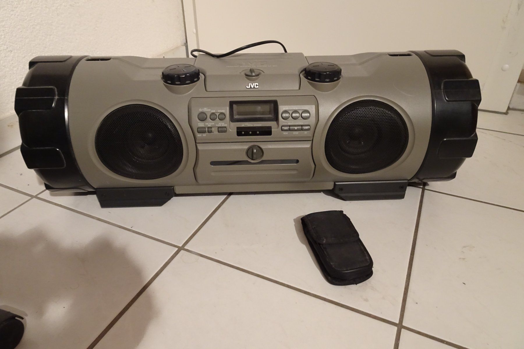 JVC Lettore multimediale & Streamer: grosser JVC CD Player mit grossen Boxen – Usato da Strengelbach venduto da schmetterling20