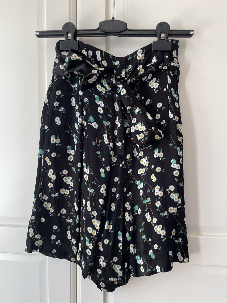 Massimo Dutti Pantaloni: Massimo Dutti Shorts Gr.34 mit Blumenmuster – Nuovo (secondo la descrizione) da Zürich venduto da MyFashion