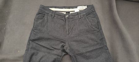 Pantalon homme élégant, idéal pour la saison fraîche.