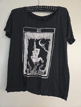 Schwarzes T-Shirt mit Tarot-Motiv "The Hanged Rabbit" S