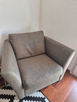 Fauteuil et pouf Micasa couleur taupe