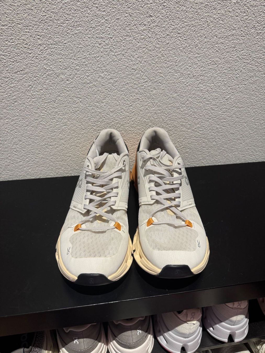 On Scarpe da donna: On Running - Cloudflyer 4 - Damen - Ivory | Tangerine – Usato da Zürich venduto da SNovo 1