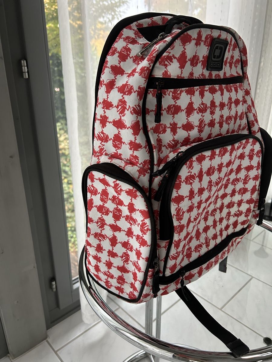 Ogio Zaini: Ogio Backpack Red & White Patterned Snowboard/Ski Bag – Usato da Saland venduto da ele_vc96 2