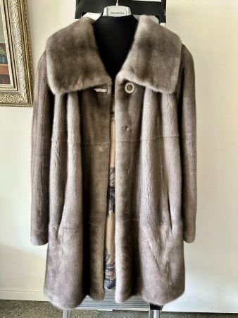 Hochwertiger, natürlicher Kopenhagen-Nerzmantel in Irisgrau