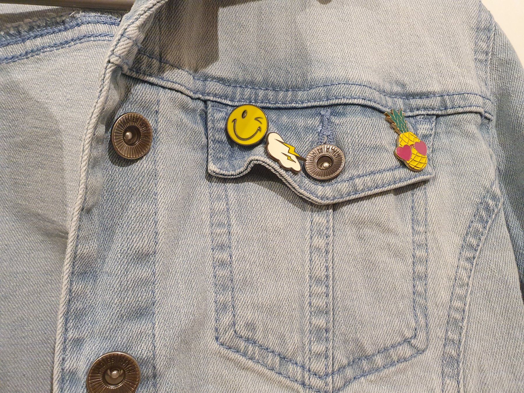 Jacken: Jeansjacke Gr. 36 / 38 inkl. Pins – Neu (gemäss Beschreibung) aus Heinrichswil von sabi2809 2