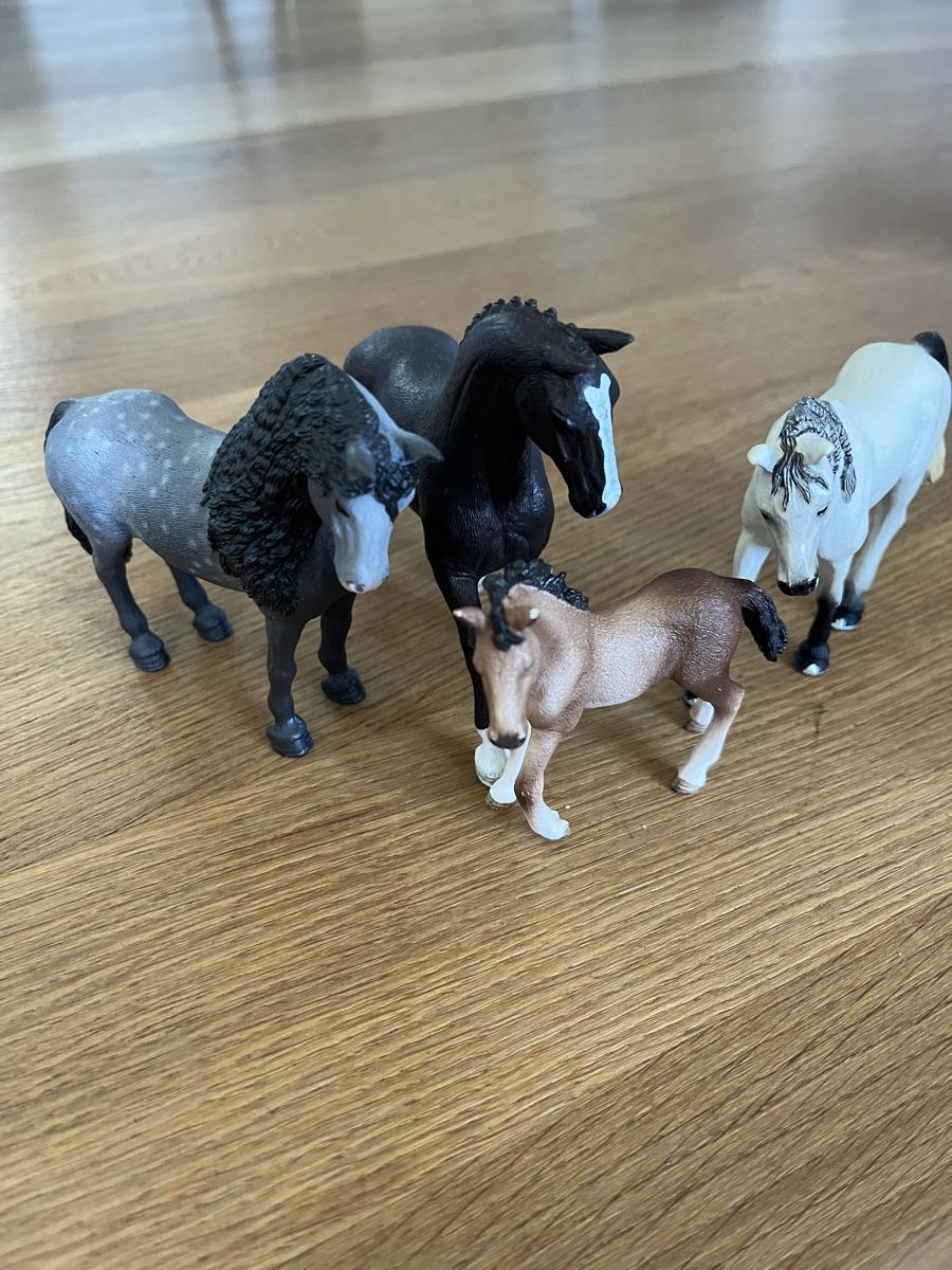 Schleich Giocattoli: Schleich 3 Pferde + 1 Fohlen – Usato da Olten venduto da Roellinghoff