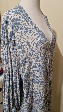 Blau-weiss gemustertes langärmliges Sommerkleid