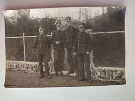 Uniformierte Männer um 1920, Feuerwehr, Militär? Schweiz?