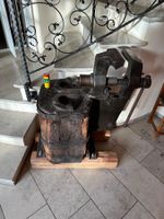 Alter grosser Schraubstock