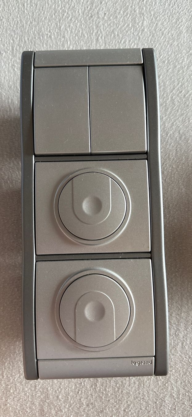 Legrand Interrupteurs: Klassischer Dimmer mit Lichtschalter – D'occasion à Oberwil BL par viviii.mz