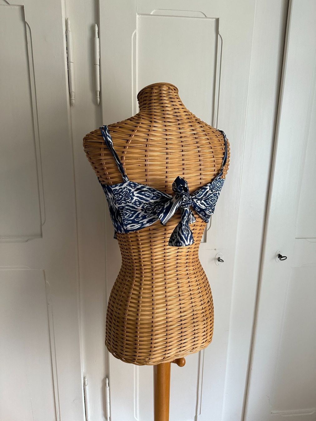 Tally Weijl Top: Satin Top blau-weiss gemustert S – Usato da Zürich venduto da Diazaio 2