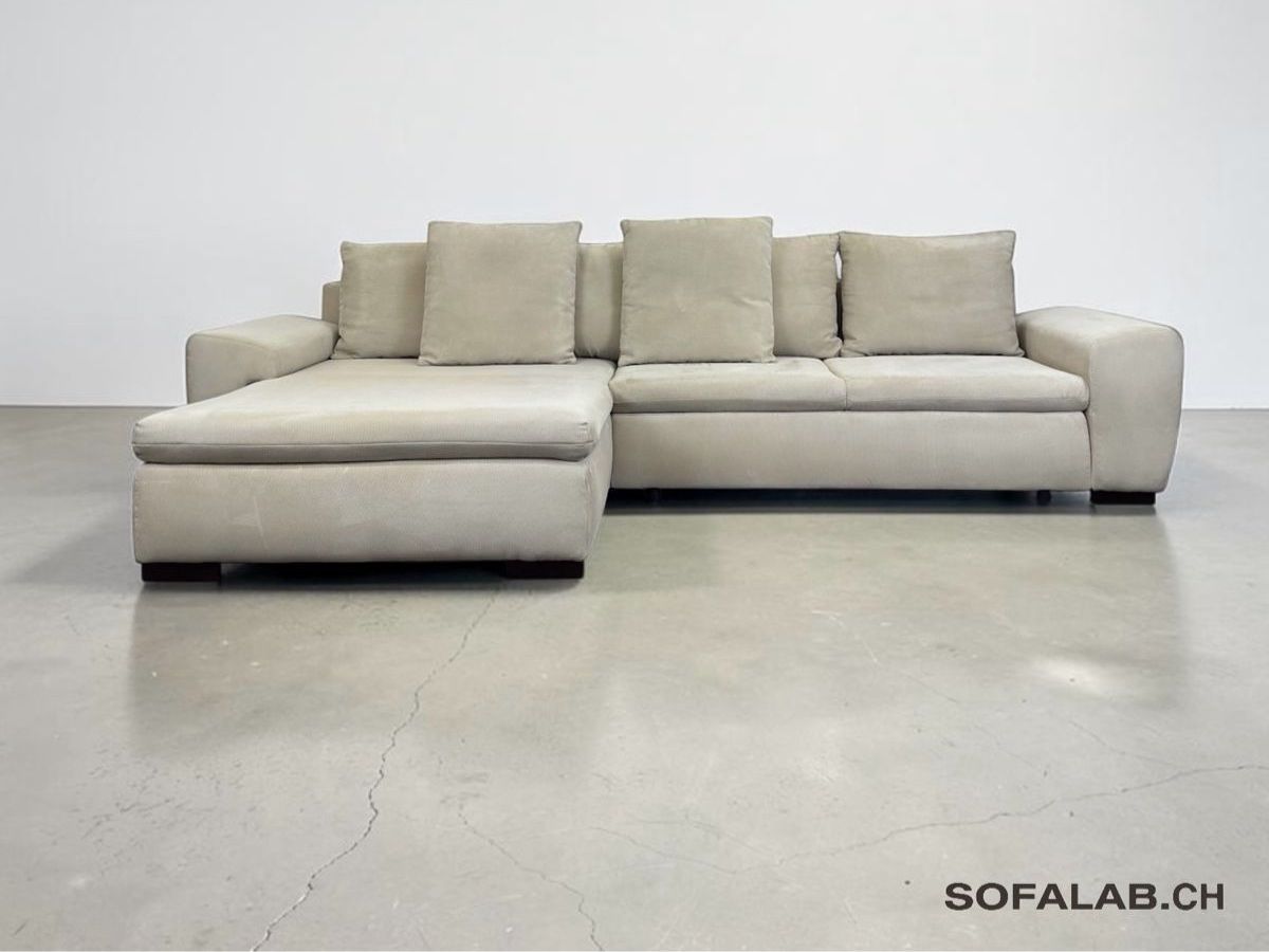 Sofas: Beiges Ecksofa mit Bettfunktion und Stauraum – D'occasion à Fehraltorf par Sofalab.swiss