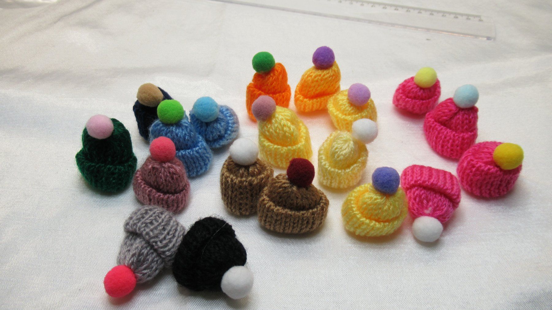 Kit bricolage: Mini Mützen gestrickt Pompon 19 Stück – Nuovo e nell'imballaggio originale da Meisterschwanden venduto da TiSiBu59 2