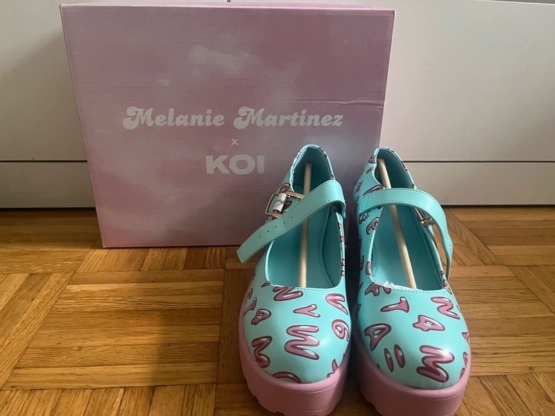 Damenschuhe: Chaussures Koi x Melanie Martinez – Neu und originalverpackt aus Onex von Mochiruu