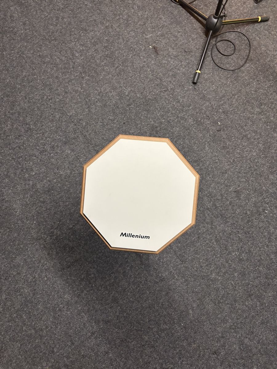 Thomann Musikinstrumente: Millenium Übungspad / Practice Pad inkl. Stativ – Gebraucht aus Zürich von KPBE 1
