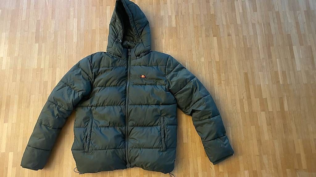 Vestes: Daunenjacke elesse Grösse L – D'occasion à Luzern par ba.th 2