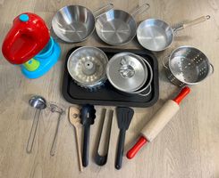 Kinderküchenzubehör mit Pfannen, Geschirr