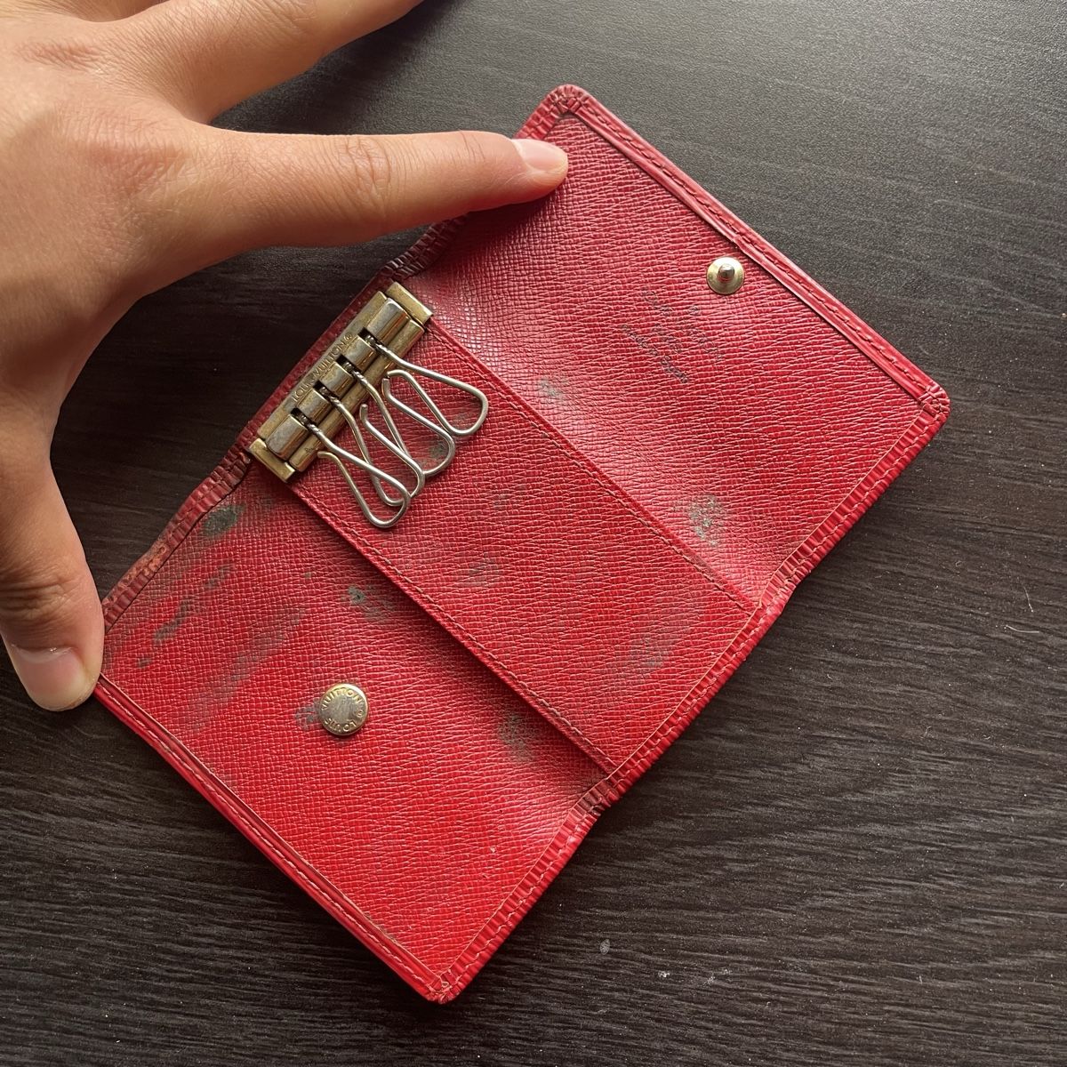 Louis Vuitton Portafogli: Vintage Louis Vuitton red key holder – Usato da Genève venduto da FoundTears 1