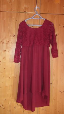 Jolie robe bordeaux avec de la dentelle 42-44