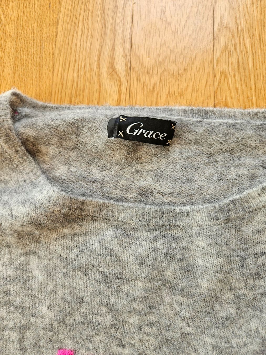 Grace Maglioni & Felpe: Neuwertiger GRACE Statement Wollpullover Gr. XS  Grau/Pink – Nuovo (secondo la descrizione) da Bolligen venduto da SwissDutchy_1973 1