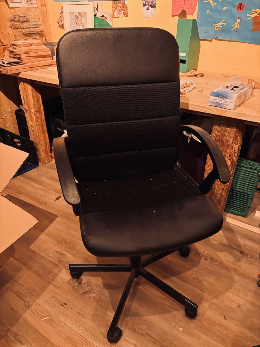Chaises roulantes: Bürostuhl – D'occasion à meiringen par Vlinder01