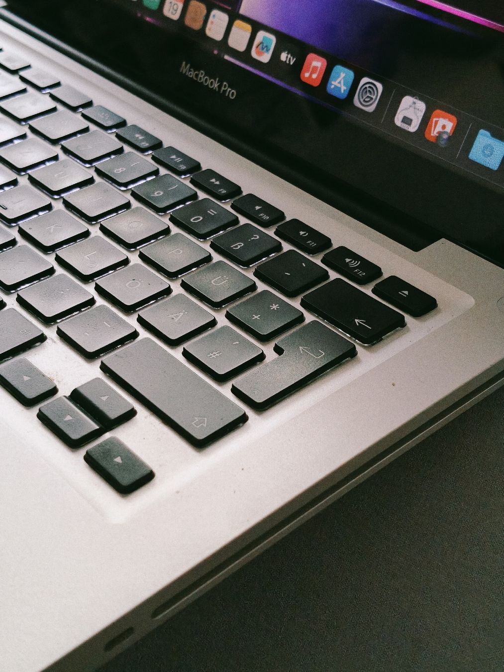 Apple Portables: Macbook Pro 2012 i5 ssd batterie comme neuf – D'occasion à La Chaux-de-Fonds par Honit.ch 3