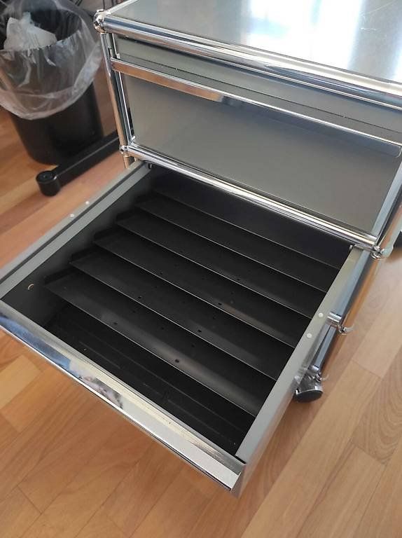 USM Banconi: USM Haller Rollcontainer grau - 3 Schubladen – Usato da Pfungen venduto da JAKN 1